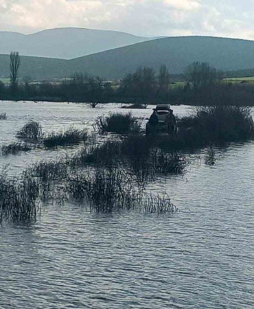 Sakarya Nehri üzerindeki adacıkta balık tutmak isteyen 2 kişi mahsur kaldı