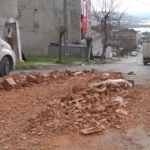 Aşırı yüklü kamyon kayarak iki aracı biçti; o anlar kamerada