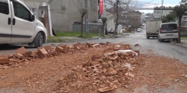 Aşırı yüklü kamyon kayarak iki aracı biçti; o anlar kamerada