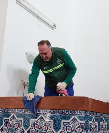 Ramazan ayı öncesi Arnavutköy’de camiler gül suyu ile temizleniyor