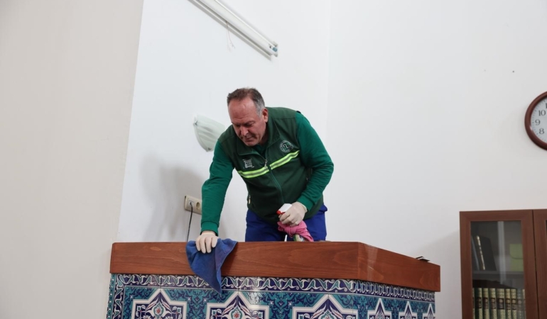 Ramazan ayı öncesi Arnavutköy’de camiler gül suyu ile temizleniyor