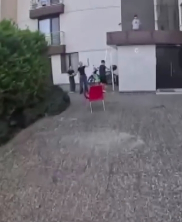 Siparişe gitti, kahraman oldu: Çatıda mahsur kalan çocuğu kurye kurtardı