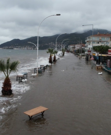 Gemlik’te deniz taştı, sahil yolu sular altında kaldı...O anlar havadan görüntülendi
