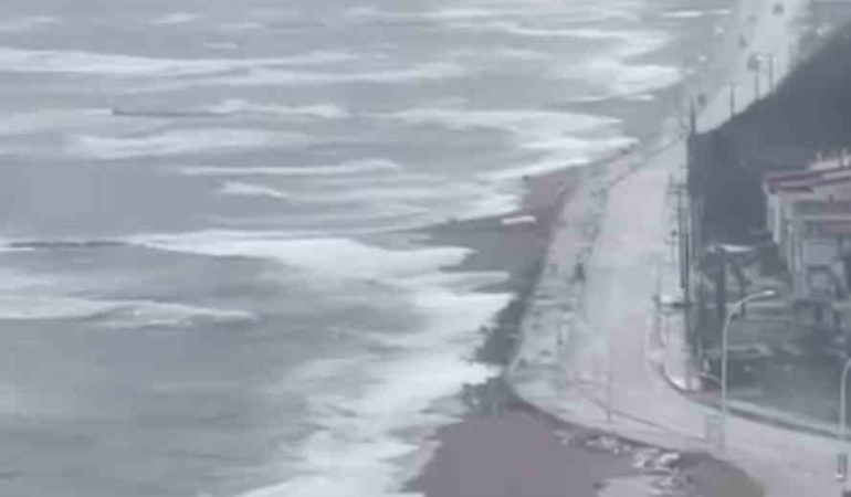 Karacabey’de fırtına ve sağanak sonrası deniz taştı