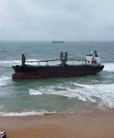 Kastamonu açıklarında vurulan ve Sarıyer’de karaya oturan gemi havadan görüntülendi