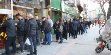 Sakarya’da ilk iftar öncesi metrelerce pide kuyruğu