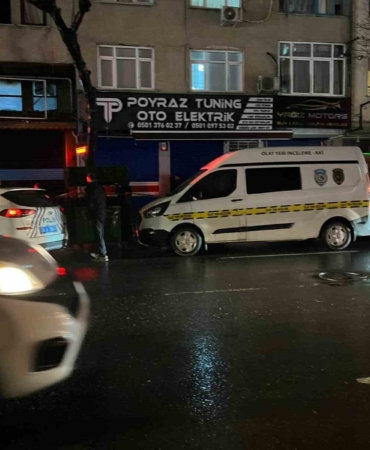 Esenler Tuna Mahallesi’nde bir iş merkezinde çıkan yangında ekipler tarafından binanın içinde 2 kişinin cansız bedenine ulaşıldı. İtfaiye ve polis ekiplerinin olay yerindeki çalışmaları sürüyor.