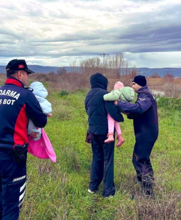 Uluabat Gölü’nde mahsur kalan aileyi jandarma kurtardı