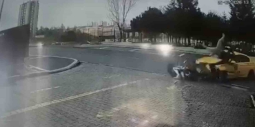 Başakşehir Kayaşehir’de taksi ile motosiklet kafa kafaya çarpıştı