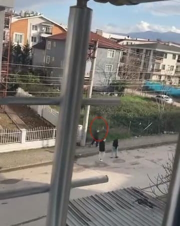 Sokak ortasında havaya ateş eden çocuk kamerada