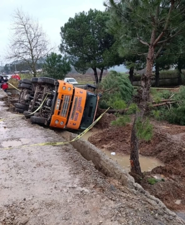 Balıkesir’de zemin çökünce beton mikseri devrildi: 1 ölü, 1 yaralı