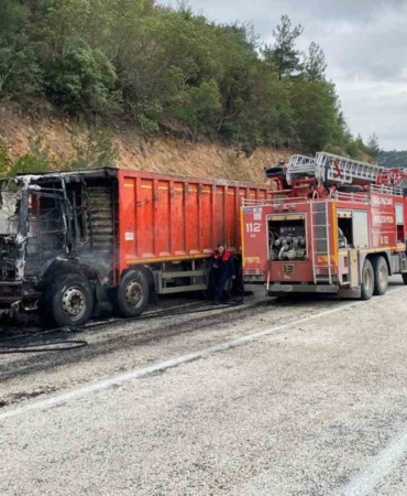 Bilecik’te seyir halindeki kamyon alev aldı