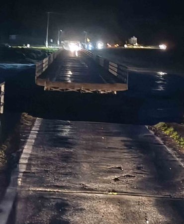 Susurluk’ta selde köprü ortadan ikiye ayrıldı