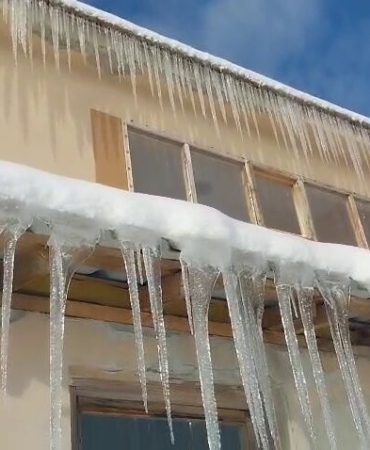 Dondurucu soğuk çatılarda buz sarkıtlarına dönüştü