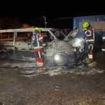 Erdek’te korkutan yangın: 1 minibüs kullanılamaz hale gelirken, 2 araçta ise maddi hasar oluştu
