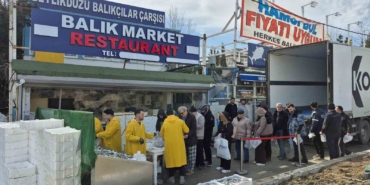 Beylikdüzü’nde Balıkçı Kenan 3 tır hamsiyi ücretsiz dağıttı