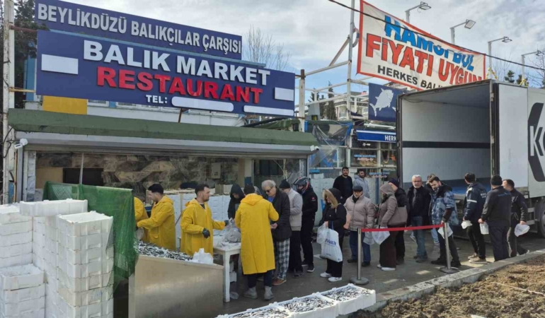 Beylikdüzü’nde Balıkçı Kenan 3 tır hamsiyi ücretsiz dağıttı