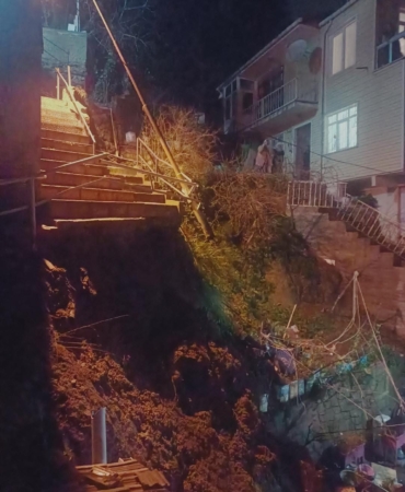 Sarıyer’de yağış nedeniyle bina yanındaki merdivenler çöktü: Mahalleli sokağa döküldü
