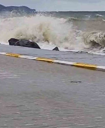 Yalova’da fırtınada dev dalgalar Esenköy kıyılarını dövdü