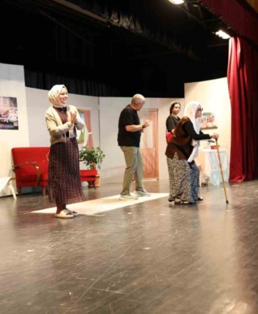 Öğretmenlerin sahnelediği "İdeal Aile Reçetesi-2" oyunu ilgi gördü