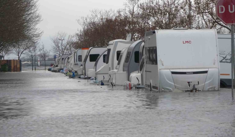 Kocaeli’de karavanlar su içinde kaldı, otopark sulara teslim oldu