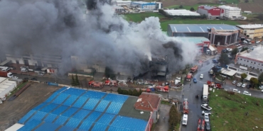 Silivri kablo ve inşaat malzemeleri üreten fabrikada yangın çıktı