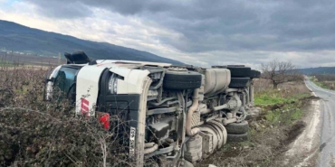 Bilecik’te tır şarampole devrildi