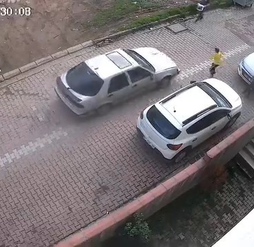 Otomobilin çarptığı 9 yaşındaki çocuk yaralandı: O anlar kamerada