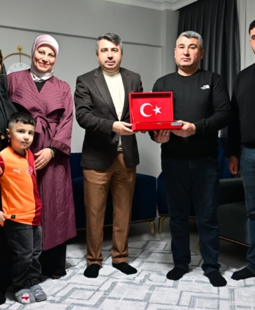 Yıldırım Belediye Başkanı Yılmaz, iftarda şehit er Samet Çaldır’ın ailesine misafir oldu