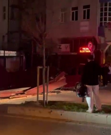 İstanbul’da fırtınada bazı binaların çatıları uçtu