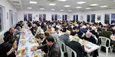 Küçükçekmeceliler, iftar sofralarında bereketi paylaşıyor