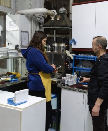 Bu kahvehaneye kadın eli değdi, müşteriler memnun