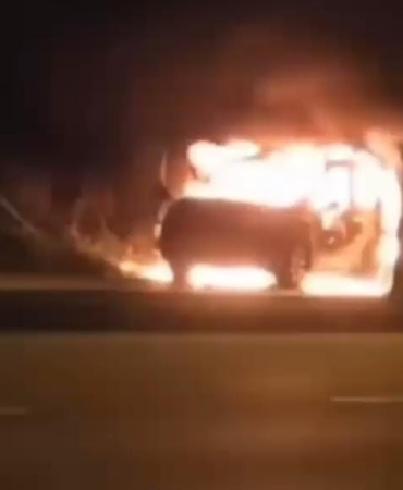 Seyir halindeyken alev alan otomobil kullanılmaz hale geldi