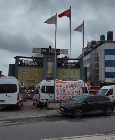 Bakırköy’deki market otoparkında "Servis Minibüsü" krizi: Müşteriler ve işletmeci isyan etti