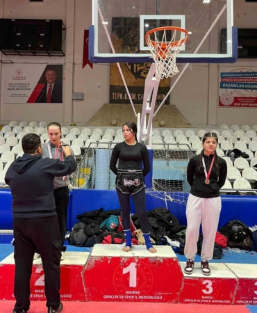 Bilecikli kick boksçular Manisa’da büyük başarı elde etti