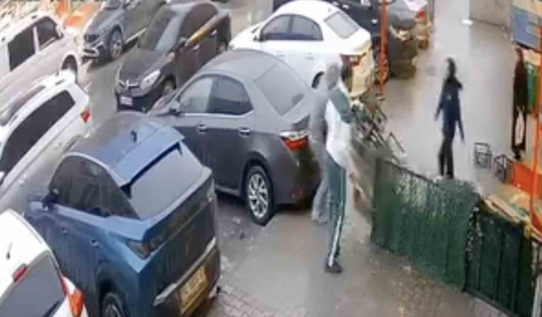 Başakşehir’de market önünde palet hırsızlığı kamerada