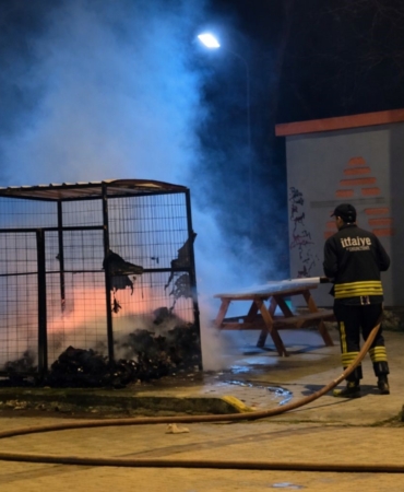 Okul karşısındaki konteynerden alevler yükseldi