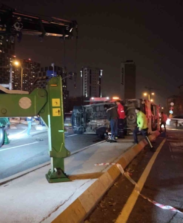 Kartal’da ambulans ile cip kafa kafaya çarpıştı: 3 yaralı