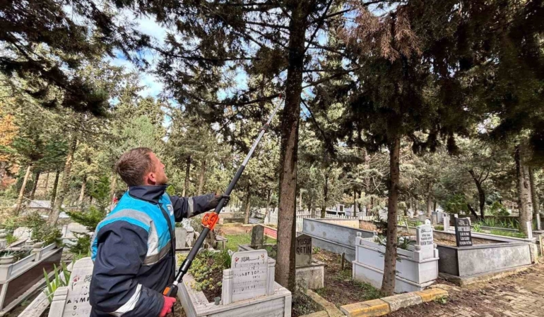 Gebze’de bayram öncesi mezarlıklarda bakım çalışmaları hızlandı