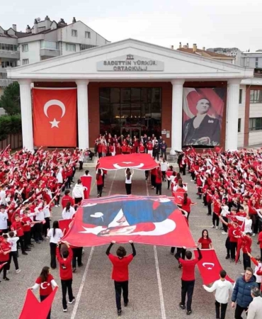 Yer gök kırmızı beyaz