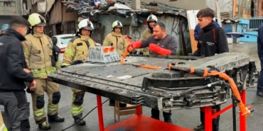 Sarıyer’de elektrikli aracın bataryasında yaşanan parlama kamerada