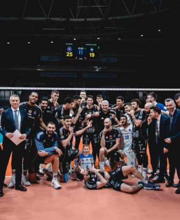 Efeler Ligi: Halkbank: 3 - İstanbul Büyükşehir Belediyespor: 0