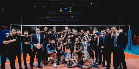 Efeler Ligi: Halkbank: 3 - İstanbul Büyükşehir Belediyespor: 0