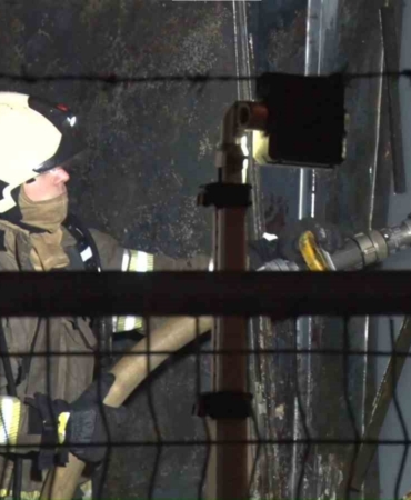 Ataşehir’de mermer atölyesinde yangın: 2 kişi dumandan etkilendi