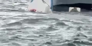 Karaköy’de yolcu vapuru balıkçı teknesine çarptı: Denize düşen kişi kurtarıldı