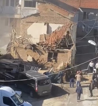 Gemlik’te metrik bina çöktü