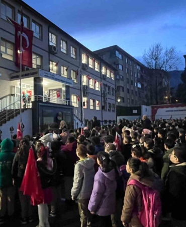 Bursa’da minik öğrenciler, depremde hayatını kaybedenleri unutmadı