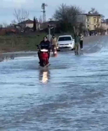Küplü-Adasarhanlı yolu sular altında kaldı