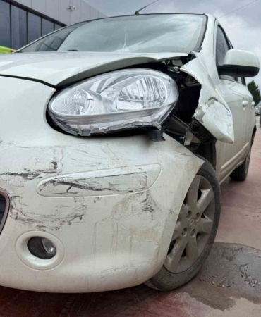 Çarptığı araca levye ile saldırdı, giderken ışıklı çiçek buketi bıraktı