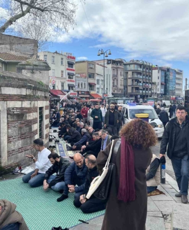 Kadıköy’de cami cemaati mağduriyeti: Namazı sokaklarda kılıyorlar